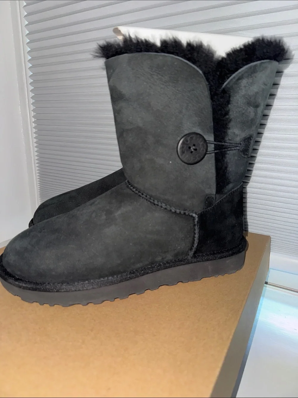 Ugg Bailey Button II. Size 9